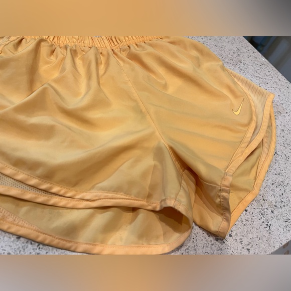 Classic women’s Nike shorts - Picture 2 of 4